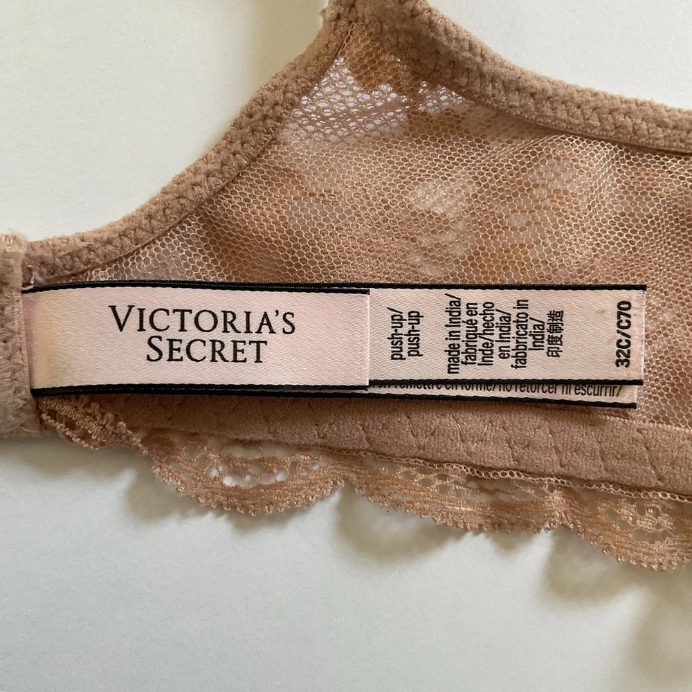 Victoria’s Secret Dream Angels Smooth and Lace Push-Up Bra